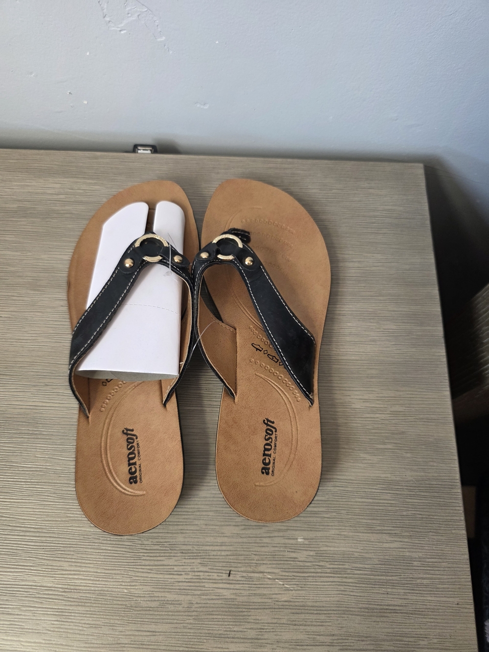 Aerosoft Black Thong Sandals with Tan Footbed